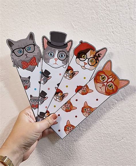 Ilustrácia detí vyrábajúcich farebné záložky do kníh s použitím papiera, nálepiek a šnúrok.