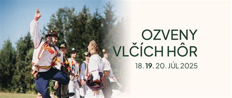 Fotografia skupiny detí s radosťou pracujúcich na spoločnom projekte počas tvorivého krúžku.