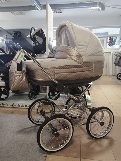 Fotografia rôznych modelov súrodeneckých kočíkov vystavených v predajni