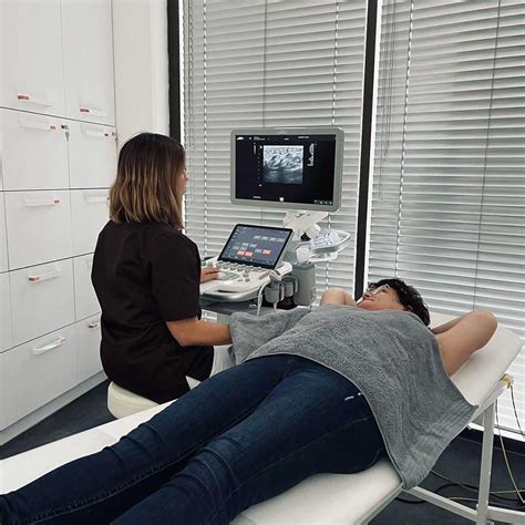 lekár vykonáva ultrazvukové vyšetrenie brušnej dutiny pacienta