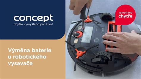 Schéma robotického vysávača s vyznačenými časťami vyžadujúcimi pravidelnú údržbu (filter, kefy, kolieska)