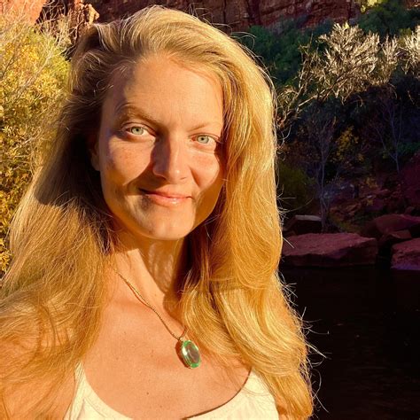 Ilustrácia zobrazujúca ľudí tancujúcich v rôznych prostrediach s hudobnými notami okolo nich.