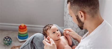 Ilustračná schéma správneho držania novorodenca počas kúpania.