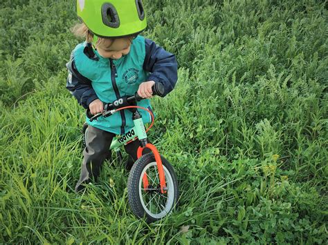 detské odrážadlo na ceste pri dedine