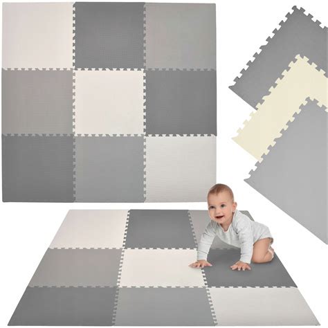 Penové puzzle BabyOno rozložené na zemi ako hrací koberec