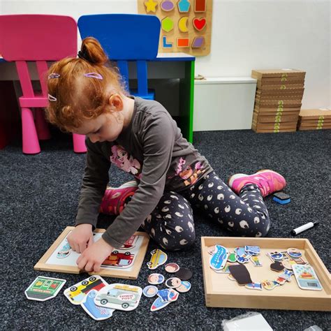 Ilustrácia dieťaťa objavujúceho svet, hra s hračkami.