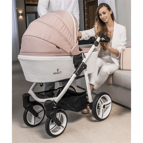 Detail systému odpruženia a kolies kočíka Venicci Pure