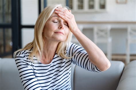 Ilustrácia znázorňujúca jednostranné naklonenie hlavy pri torticollis