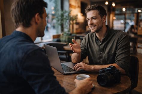 Ilustračná fotografia poisťovacieho agenta, ktorý komunikuje s klientom