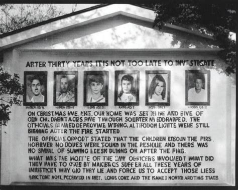 Ilustračná fotografia poslancov s deťmi v parlamente