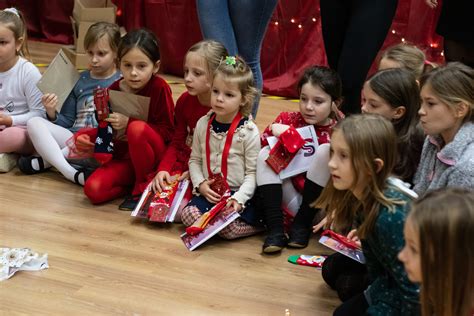 deti vianočne oblečené recitujú básničku pri stromčeku