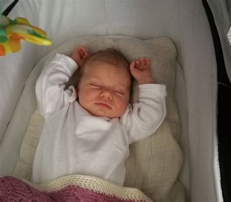 Obrázok znázorňujúci správnu techniku masáže bruška u bábätka.