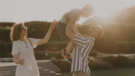 Ilustrácia rodiny, ktorá si užíva spoločný zážitok