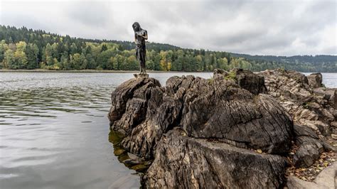 socha Víly Lachovienka v lesnom amfiteátri