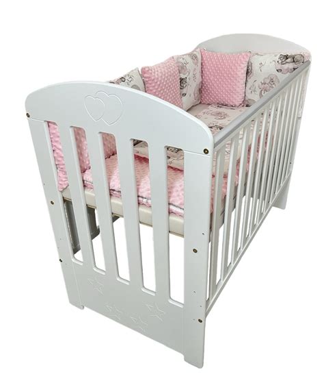 Ilustračná fotografia drevenej detskej postieľky s nastaviteľným roštom.