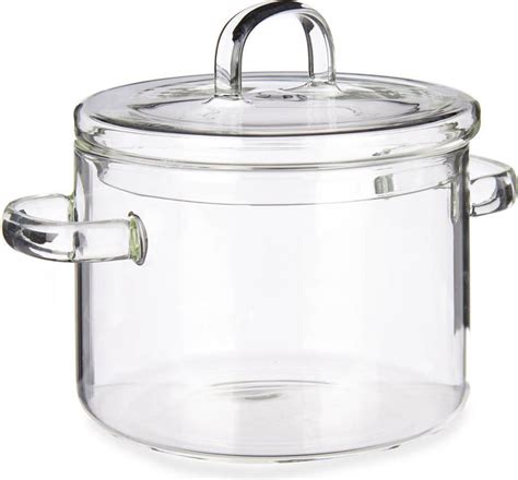 ilustrácia hrnca s vodou a cumlíkmi pripravenými na vyváranie