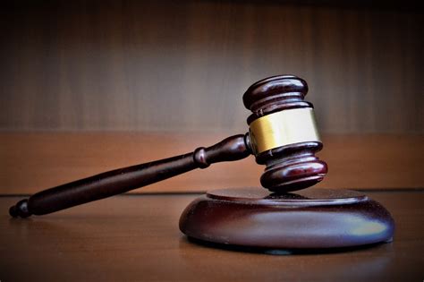 Ilustrácia symbolizujúca súdny proces a vymáhanie dlžného výživného.