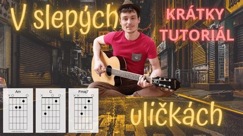 Fotografia mladého Yula Brynnera hrajúceho na gitare v parížskom kabarete.