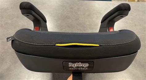 Infografika porovnávajúca rozmery a hmotnosť dvoch rôznych modelov základní Isofix Peg Perego