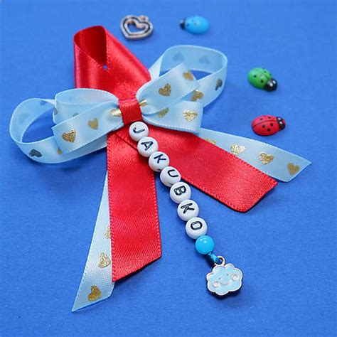 Moderná červená mašlička na kočíku s menom dieťaťa