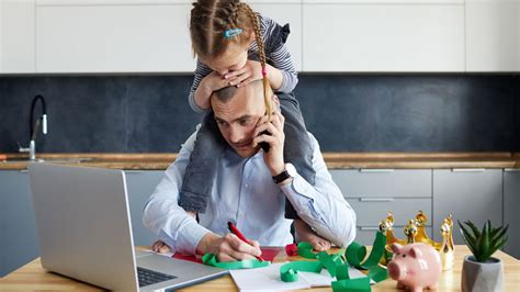 Ilustrácia zamestnanca pracujúceho z domu (home office) a iného pracujúceho na diaľku (telework)