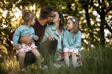 rodinné fotografie ilustrujúce genetické podobnosti