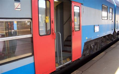 Schematické znázornenie rozmerov kočíka a ich priechodnosti cez dvere vlaku.