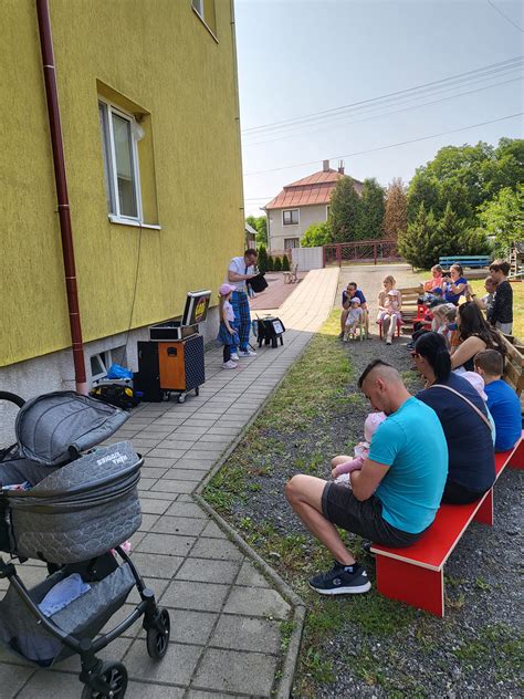 Deti maľujúce v exteriéri počas Týždňa detskej radosti