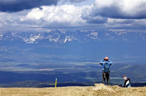 Deti na turistickej vychádzke s výhľadom na Svidník