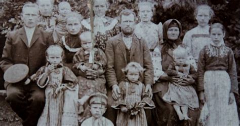 Ilustrácia rodiny, ktorá si prezerá fotografie zosnulej babičky a rozpráva sa o spomienkach.