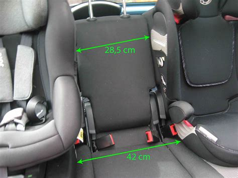 Schéma porovnania upevnenia autosedačky pásom a ISOFIX