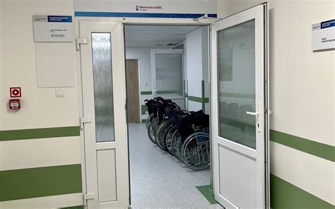 Fotografia modernej pôrodnej izby vo zvolenskej nemocnici s vybavením pre komfort rodičky