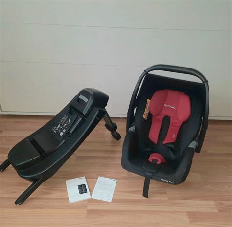 Detail autosedačky Peg Pérego s novorodeneckou vložkou a ISOFIX základňou