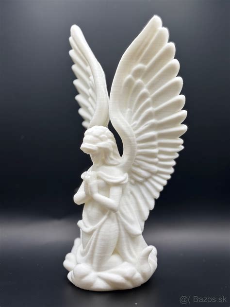 Ilustrácia znázorňujúca modliaci sa pár s vierou v rukách.