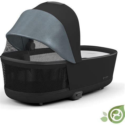 Detail luxusnej vaničky Cybex Priam Lux Carry Cot s otvorenými okienkami.