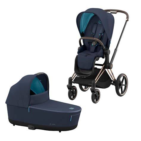 Dizajnové detaily kočíka Cybex Priam, ako sú farebné krytky kolies a koženkové prvky.