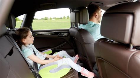 Infografika porovnávajúca autosedačku a podsedák