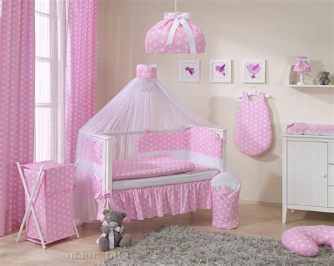 Detská postieľka s bielym baldachýnom vytvárajúcim atmosféru pokoja