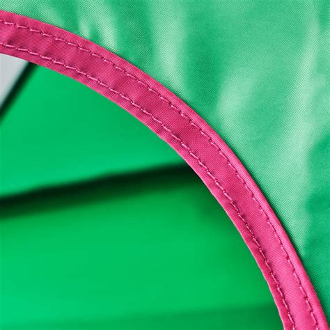 Detailný záber na nepremokavý materiál fusaku a jeho výplň