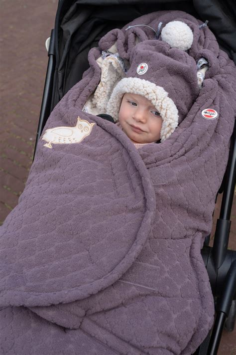Detailné zábery fusaku Lodger Bunker s vyznačenými otvormi pre bezpečnostné pásy a spôsobom ich zapínania.