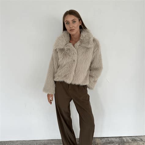 Detail mäkkej vnútornej podšívky fusaku a kvalitnej umelej kožušiny