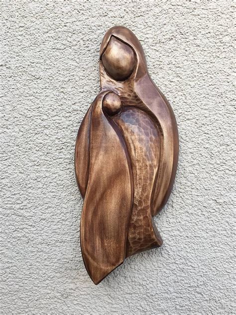 Ilustrácia znázorňujúca tehotnú ženu s dieťaťom, symbolizujúca bezpečnosť plodu.