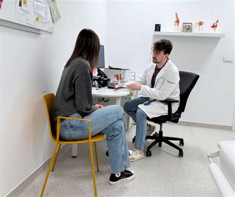 lekár konzultuje tehotnú ženu ohľadom liečby