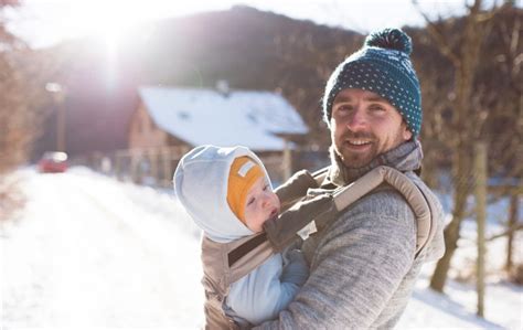 Ilustračná fotografia rodiny na zimnej prechádzke s dieťaťom v kočíku.