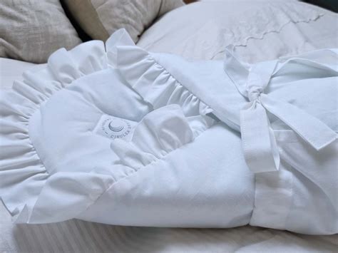 Štýlová biela perinka s jemným volánikom