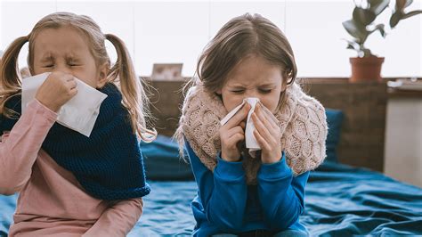 Infografika zobrazujúca rôzne druhy tekutín vhodných pre choré dieťa