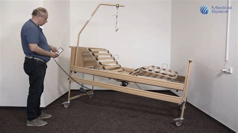 Ilustračné foto seniora s toaletným kreslom pri posteli