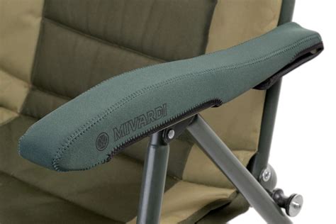 Detailný pohľad na protišmykové nožičky a opierky na ruky toaletného kresla