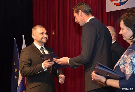 Predseda PSK Peter Chudík odovzdáva ocenenie