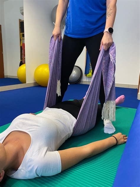 Ilustrácia tehotnej ženy s bolesťou brucha